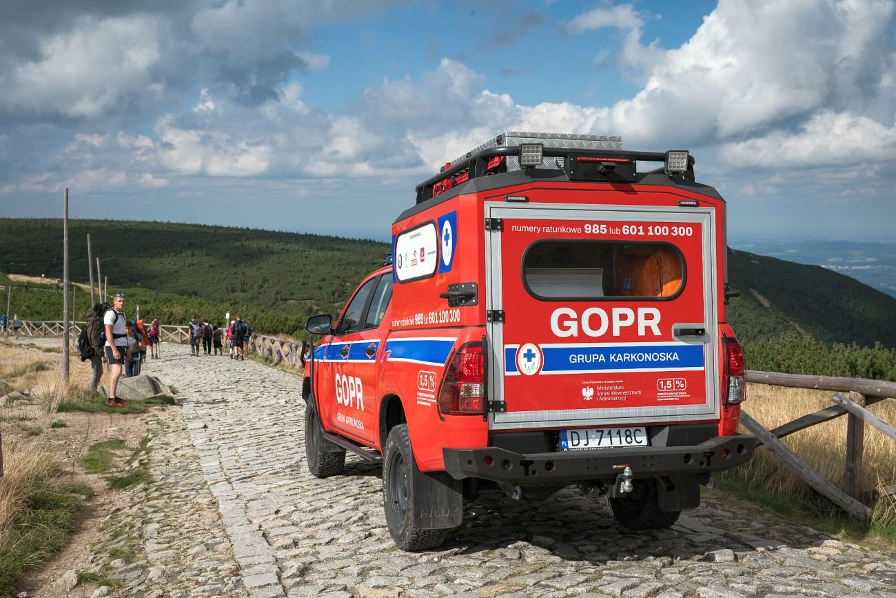 Obok grupy turystów w Górach Izerskich uderzył piorun. Są poszkodowani