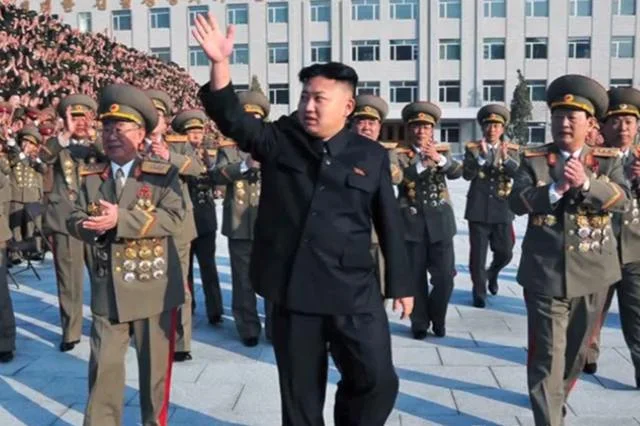 Kim Dzong Un miał wręczyć północnokoreańskim urzędnikom egzemplarze "Mein Kampf" Adolfa Hitlera