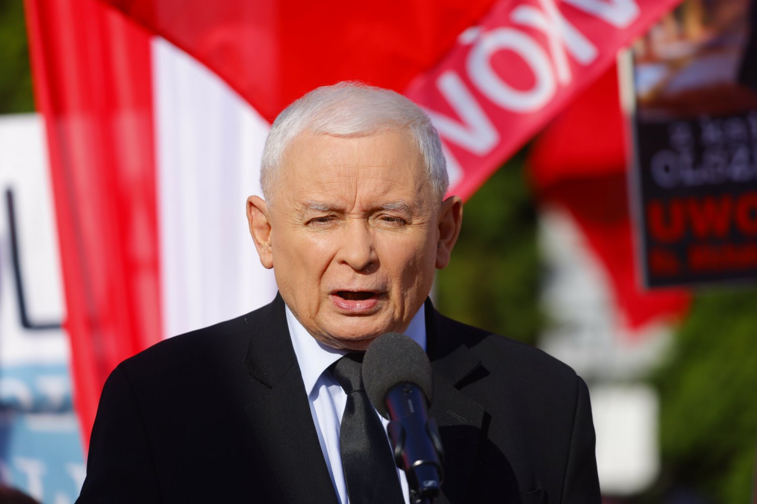 Jarosław Kaczyński przed Sejmem.