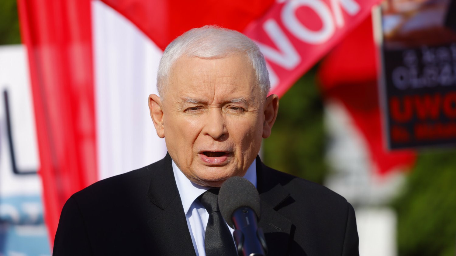 Jarosław Kaczyński przed Sejmem.