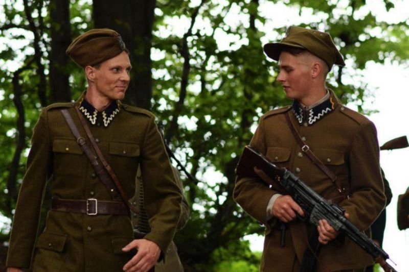 Wojciech Trela (po lewej) wciela się w postać księdza Władysława Gurgacza.