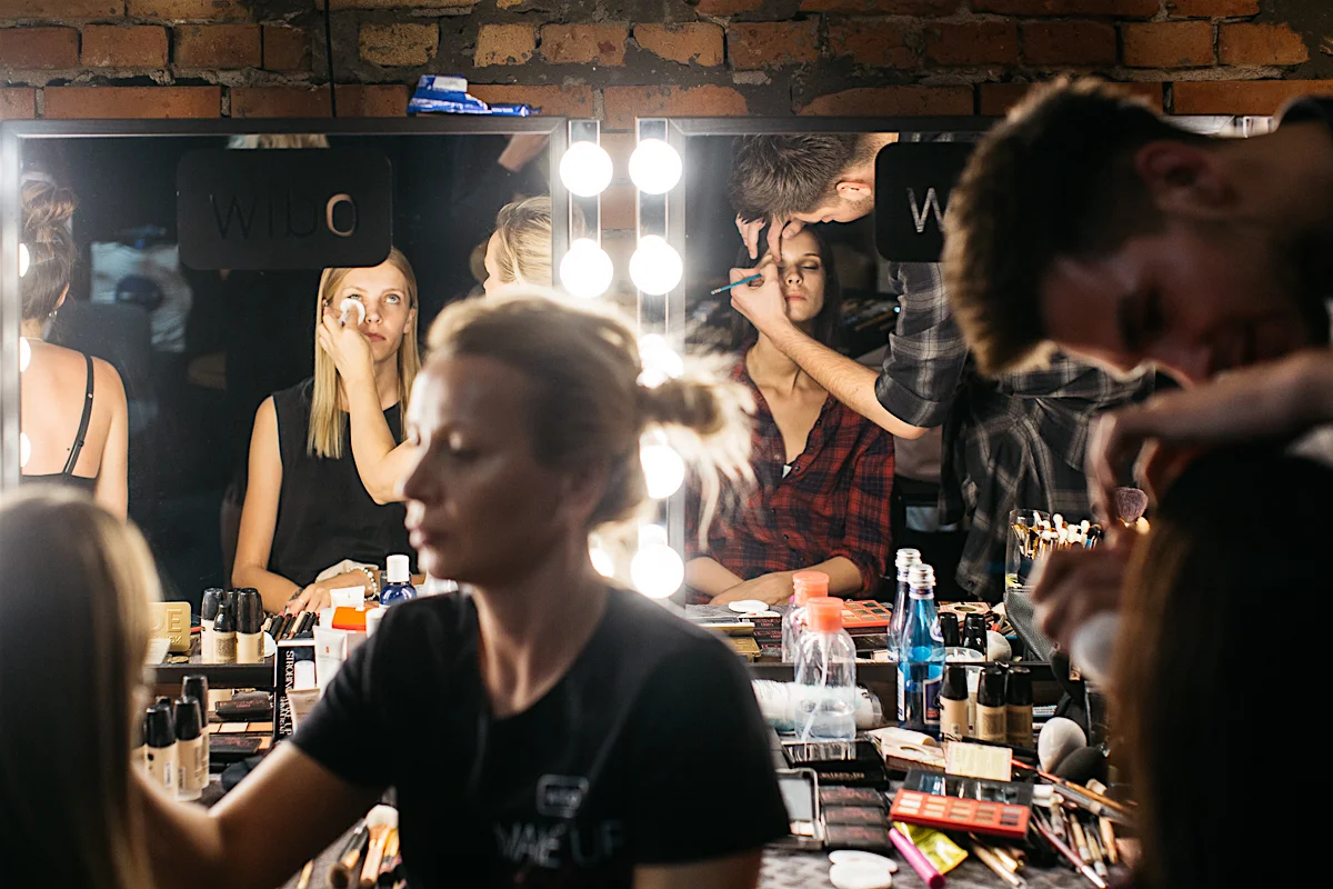 Praca wre – makijażyści przygotowują modelki na pokaz marki Tomaotomo