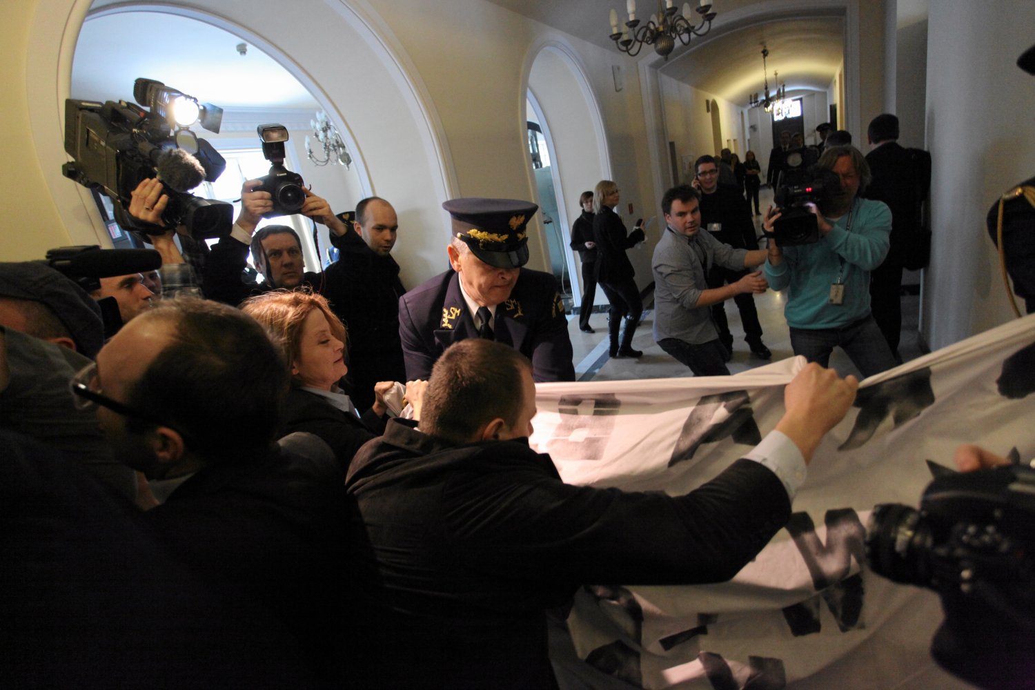 Szarpanina przed salą, w której obradowała sejmowa Komisja Spraw Zagranicznych