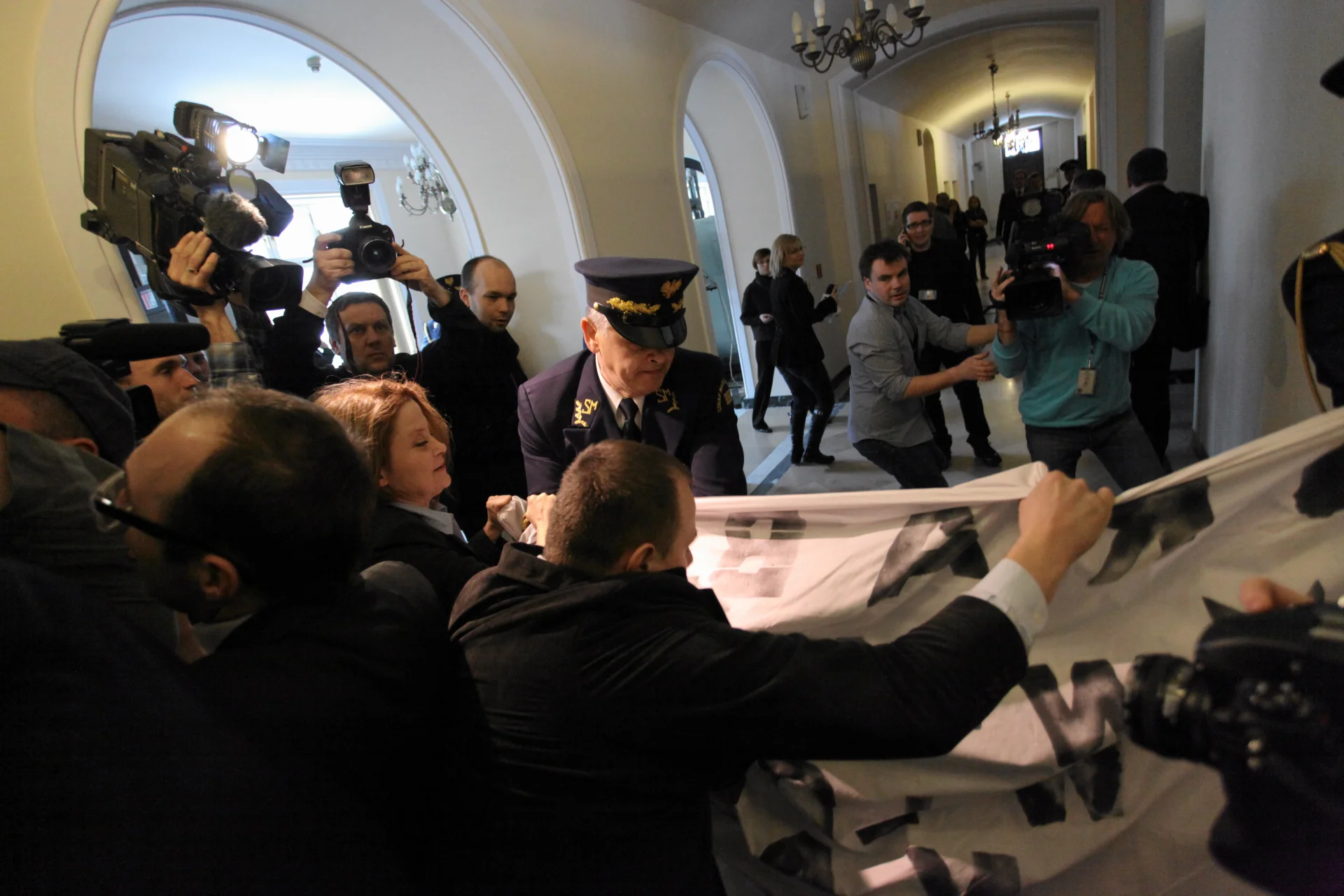 Szarpanina przed salą, w której obradowała sejmowa Komisja Spraw Zagranicznych