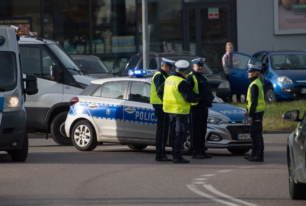 Pleszew. Nastolatek uciekł 4 radiowozom. Mama zaprowadziła go na komisariat.