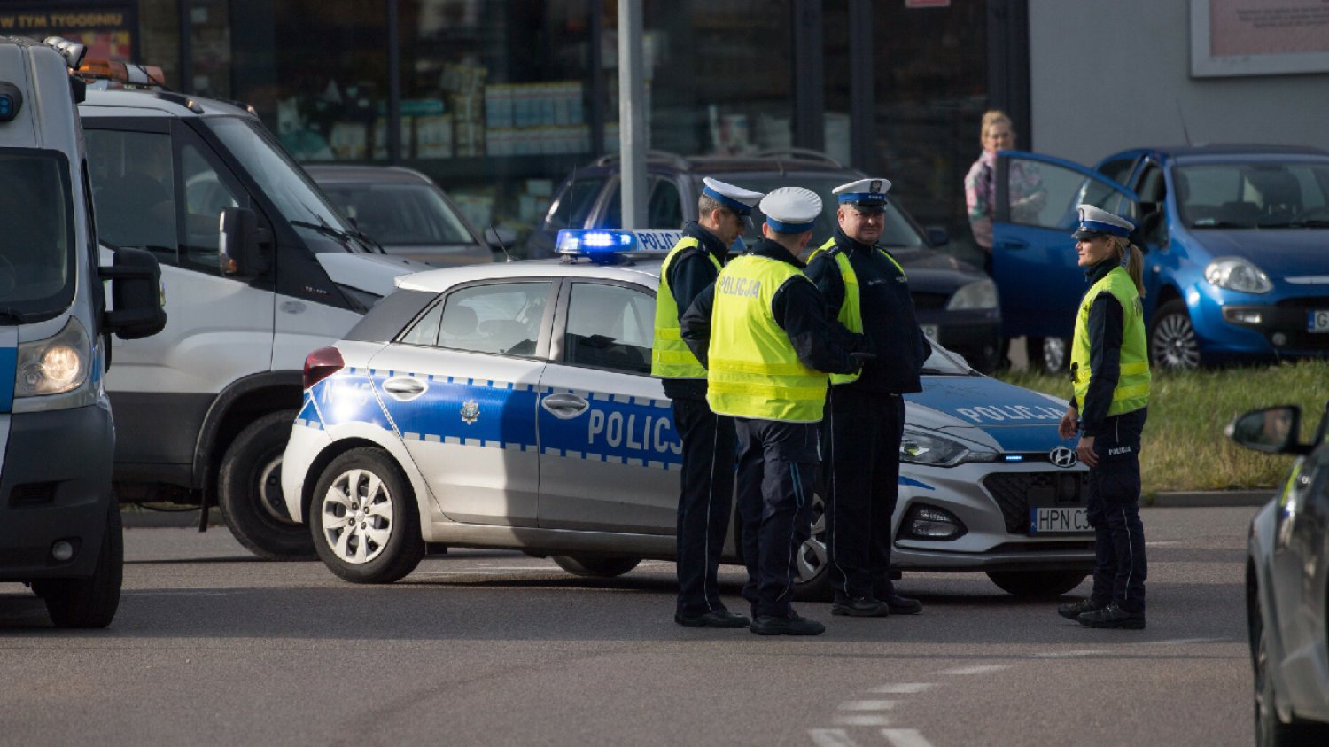 Pleszew. Nastolatek uciekł 4 radiowozom. Mama zaprowadziła go na komisariat.