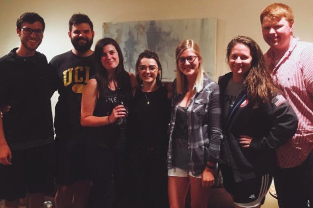 Maisie z grupą szczęśliwych studentów.