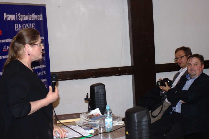 Na spotkaniach z wyborcami Krystyna Pawłowicz czuje się mniej skrępowana niż w telewizji, więc padają tam jeszcze ostrzejsze opinie.