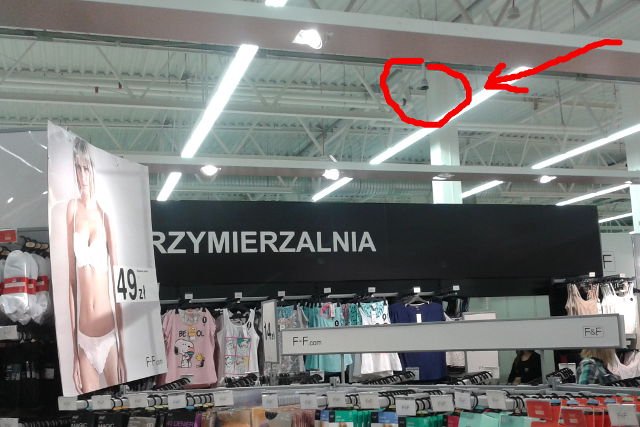 Zdjęcie, jakie opublikowano na blogu Pin i Zielony. Tesco zapewnia, że widać na nim instalację, do której nie przymocowano głowicy kamery