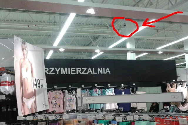 Zdjęcie, jakie opublikowano na blogu Pin i Zielony. Tesco zapewnia, że widać na nim instalację, do której nie przymocowano głowicy kamery