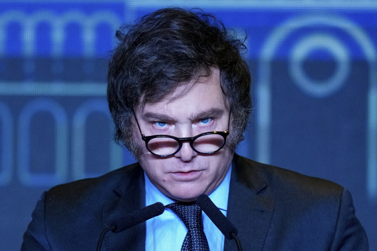 Dolary i dostęp do broni. Skrajny liberał, Javier Milei wygrywa wybory prezydenckie w Argentynie