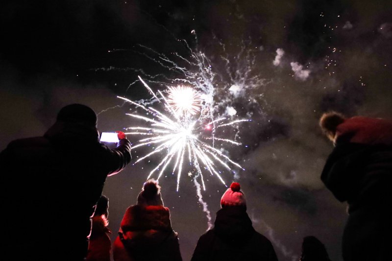 Rząd wprowadza zakaz wychodzenia z domu od godziny 19 w sylwestrową noc do 6 rano.