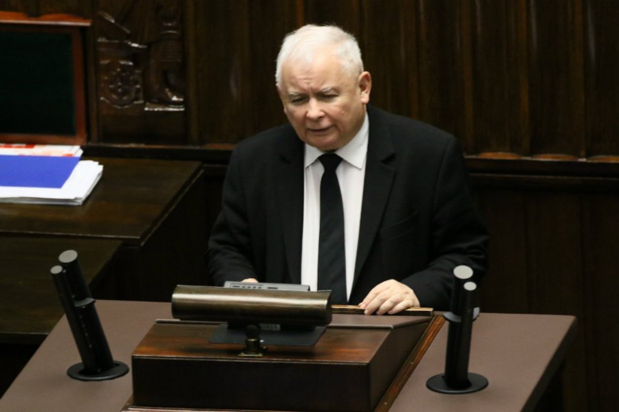 Jarosław Kaczyński w komentarzu do expose Mateusza Morawieckiego nawiązał do marginalnych zjawisk, co łatwo rozszyfrować jako słowa o społeczności LGBT.