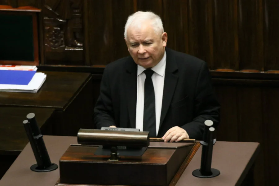 Jarosław Kaczyński w komentarzu do expose Mateusza Morawieckiego nawiązał do marginalnych zjawisk, co łatwo rozszyfrować jako słowa o społeczności LGBT.