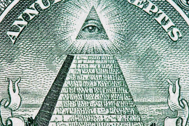 Wierzą w Nowy Porządek Świata oraz atak rządu USA na WTC i Pentagon - dlaczego? Fani teorii spiskowych mogą być wariatami albo... szukającymi prawdy