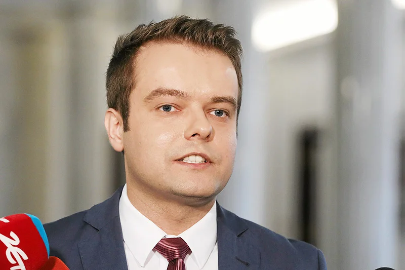 Aroganckie zachowanie rzecznika rządu Rafała Bochenka oburzyło opinię publiczną.