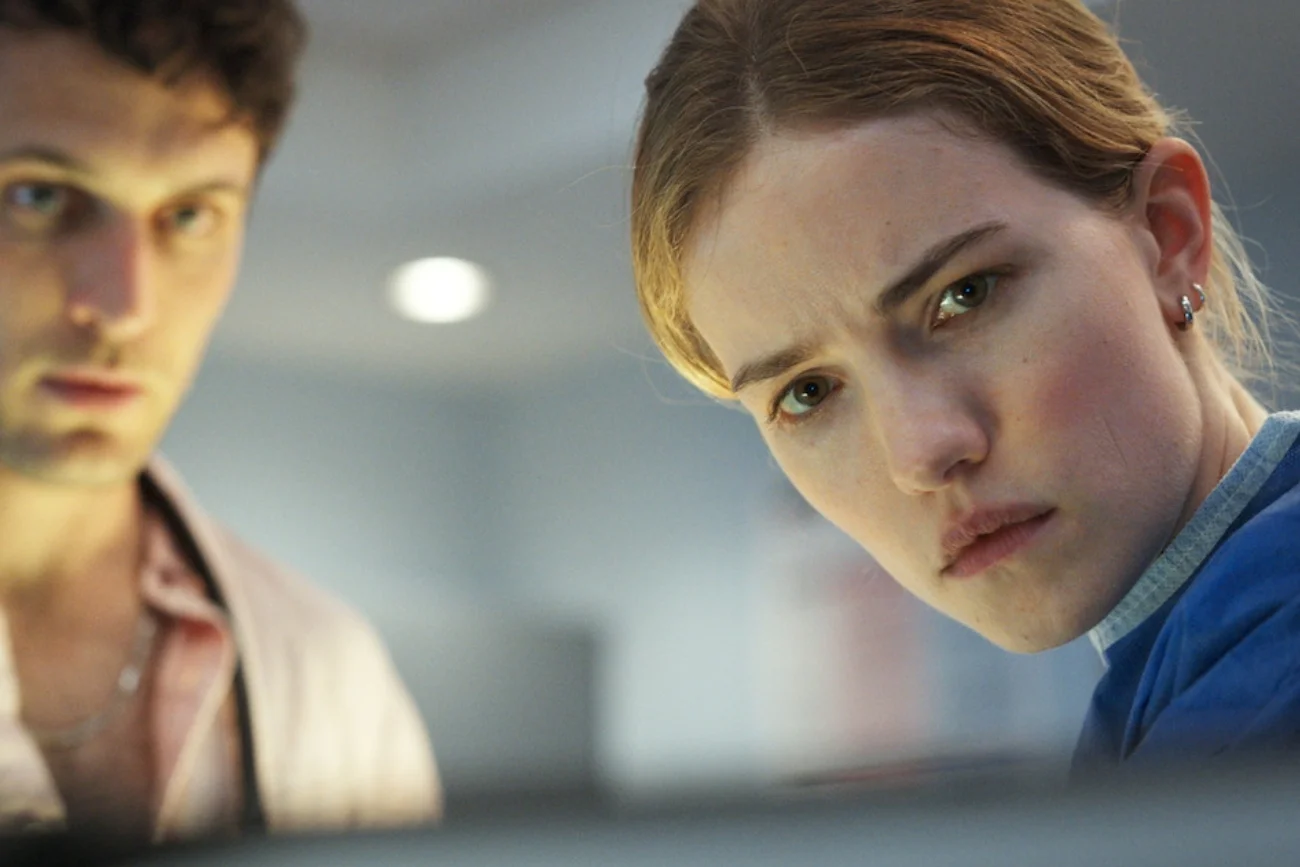 Willa Fitzgerald i Colin Woodell w serialu "Puls"