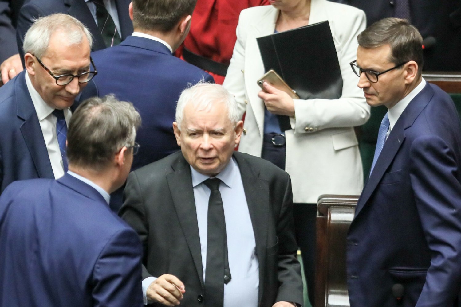 Rządzący nadal na czele sondaży