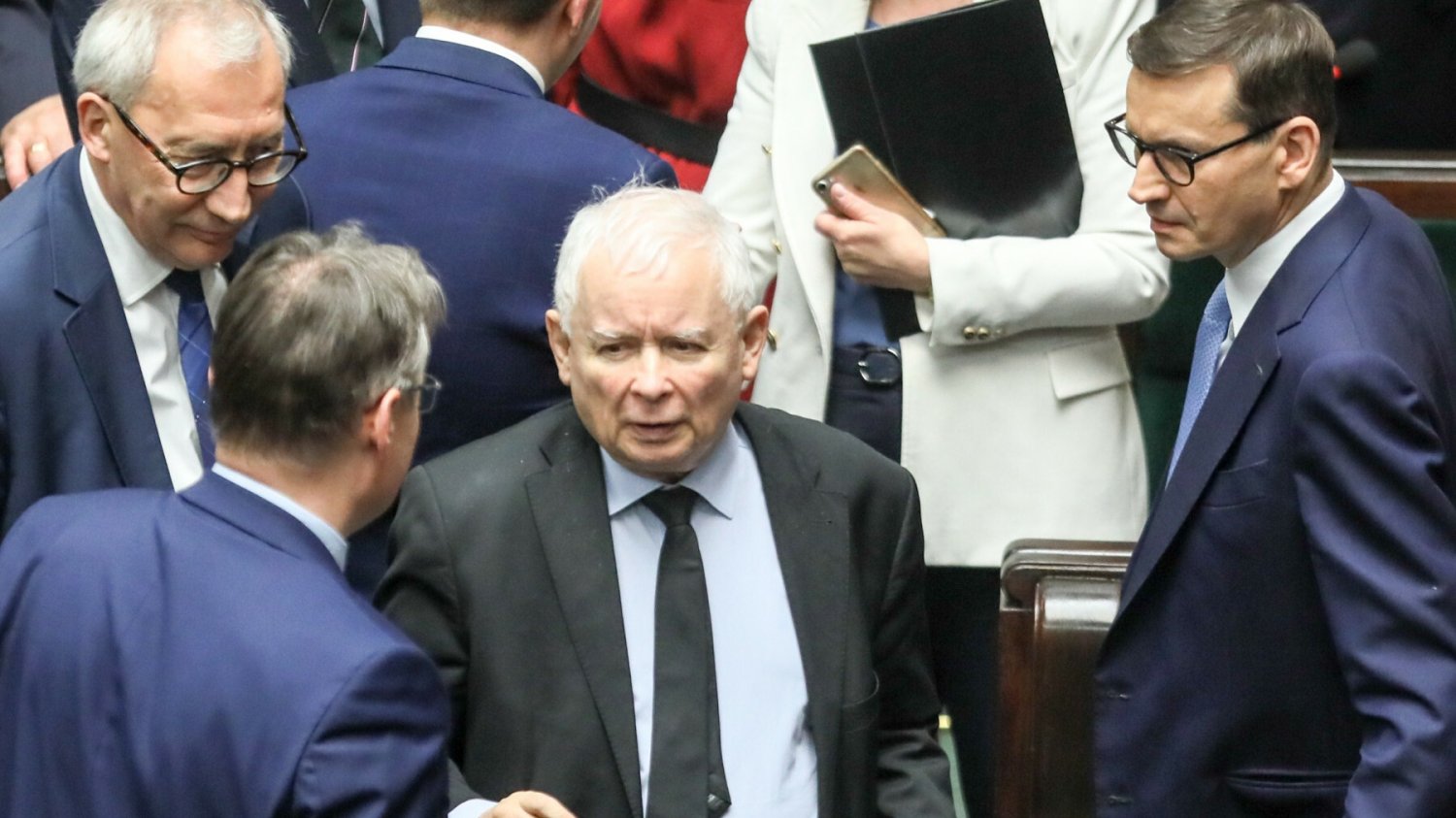 Rządzący nadal na czele sondaży