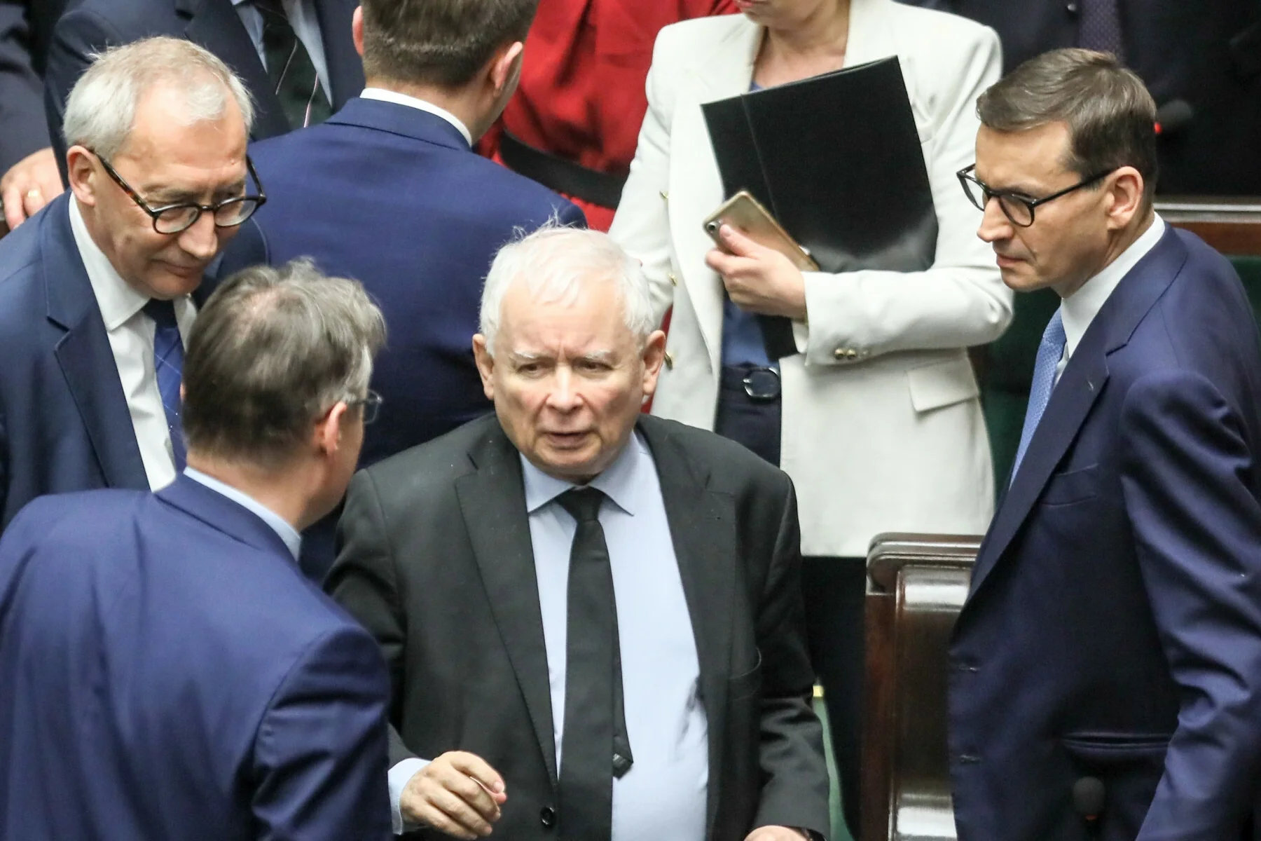 Rządzący nadal na czele sondaży