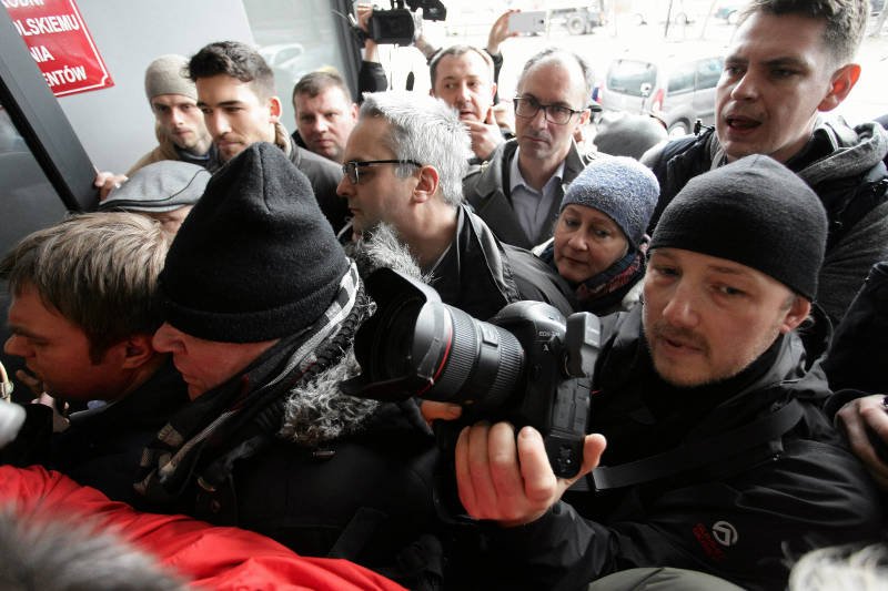 Tłum dziennikarzy pod siedzibą czytelni IPN.