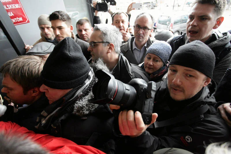 Tłum dziennikarzy pod siedzibą czytelni IPN.