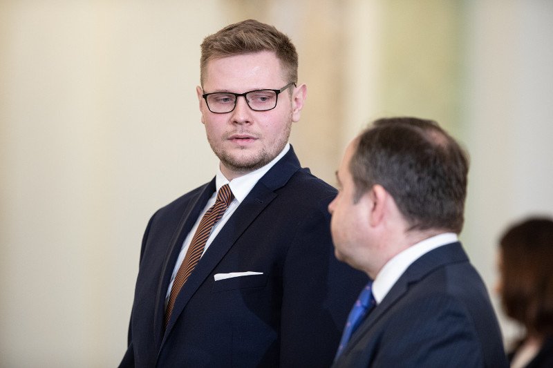 Minister środowiska Michał Woś jest zakażony koronawirusem. Testy dały pozytywny wynik.
