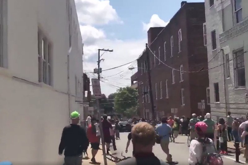 Rozpędzony samochód wjechał w tłum w CHarlottesville w USA.