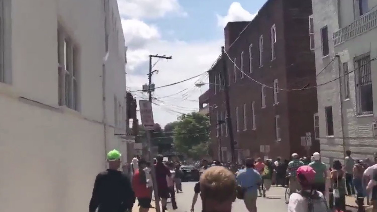 Rozpędzony samochód wjechał w tłum w CHarlottesville w USA.