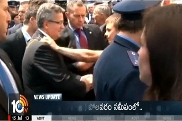 Moment, w którym prezydent Bronisław Komorowski został zaatakowany jajkiem