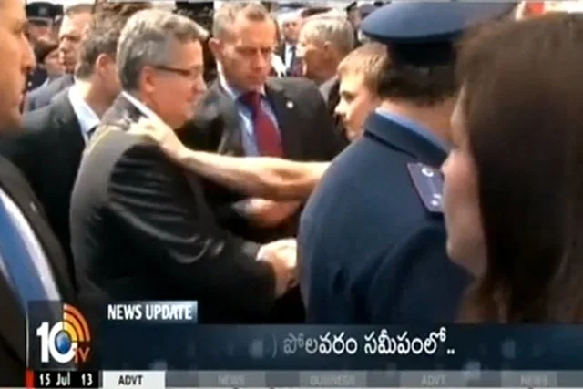 Moment, w którym prezydent Bronisław Komorowski został zaatakowany jajkiem