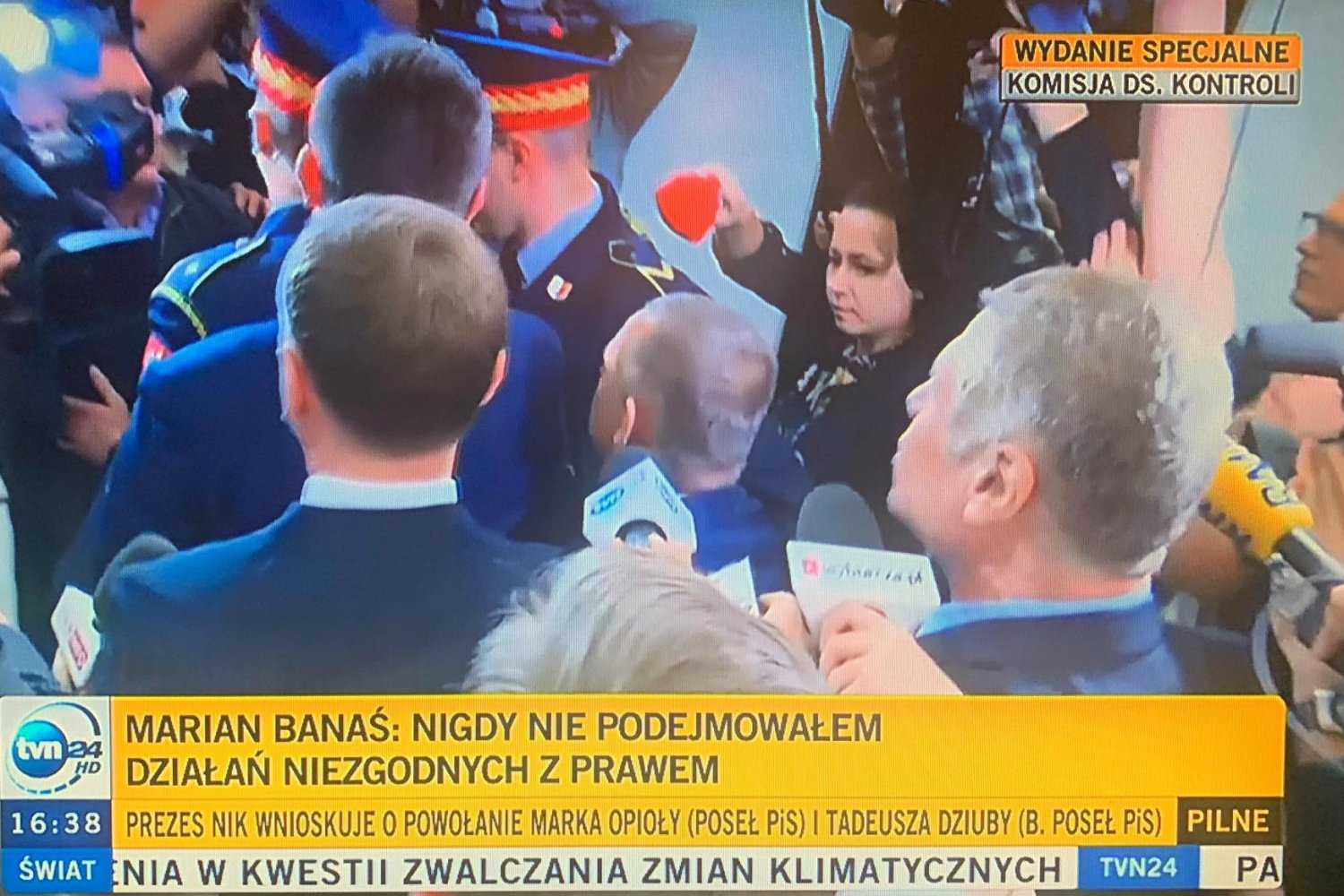 Po oświadczeniu Mariana Banasia przewodniczący komisji natychmiast przerwał posiedzenie, uniemożliwiając zadanie pytań dziennikarzom.