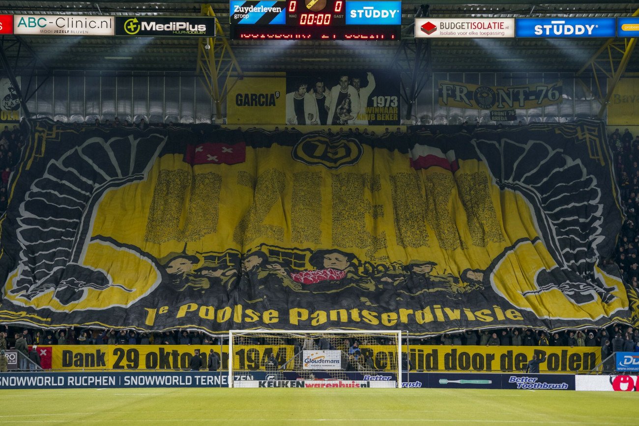 Taką "sektorówkę" w 2019 roku przygotowali kibice holenderskiego NAC Breda ku pamięci 1. Dywizji Pancernej gen. Maczka.