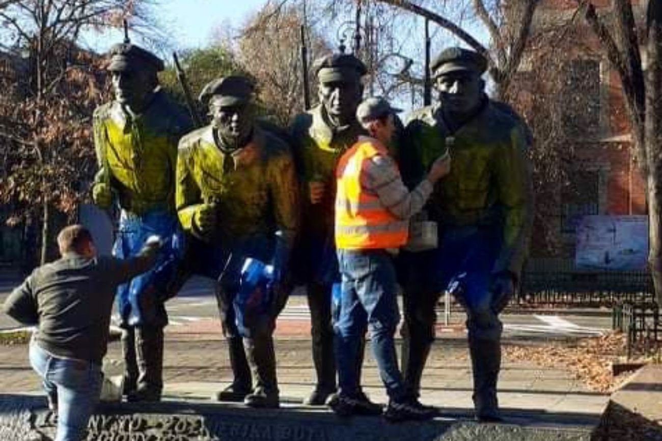 Policja szuka osób, które zdewastowały pomniki Józefa Piłsudskiego i Czwórki Legionowej stojące przy ulicy Piłsudskiego w Krakowie.
