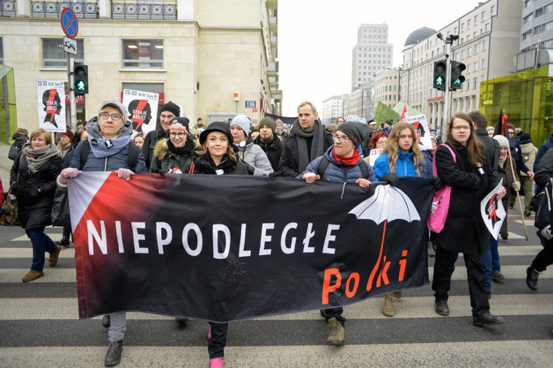 Protestujący maszerują ulicami Warszawy. O 16 "Czarny Piątek" miał iść spod Sejmu na Nowogrodzką pod siedzibę Prawa i Sprawiedliwości.