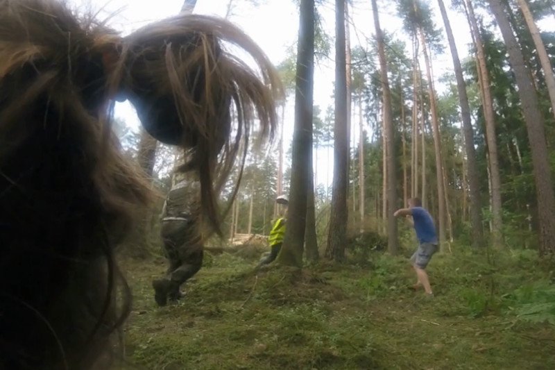 Pracownica Lasów Państwowych rzuciła kaskiem w jednego z aktywistów chroniących puszczę przed wycinką. Sąd właśnie wydał wyrok skazujący w tej sprawie.