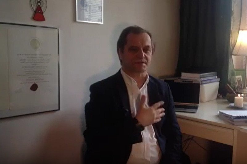 Antoni Przechrzta podczas seansu telewizyjnego uzdrawiania duchowego.