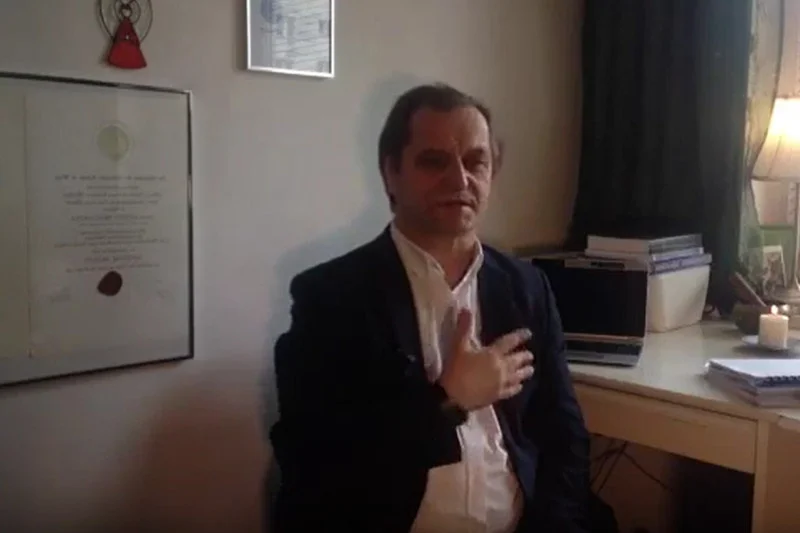Antoni Przechrzta podczas seansu telewizyjnego uzdrawiania duchowego.