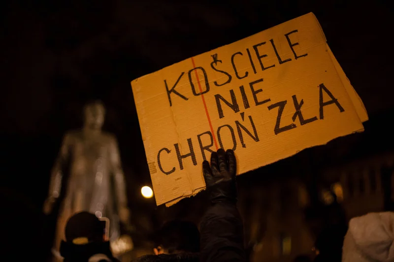 Protest przed pomnikiem księdza Jankowskiego w Gdańsku