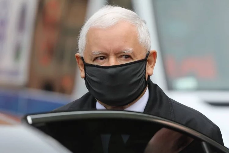 Młodzi Demokraci wręczyli Jarosławowi Kaczyńskiemu prezenty na święta.