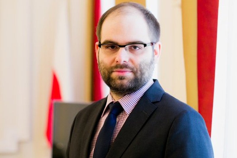 Wiceminister kultury Paweł Lewandowski będzie za chwilę w centrum uwagi mediów