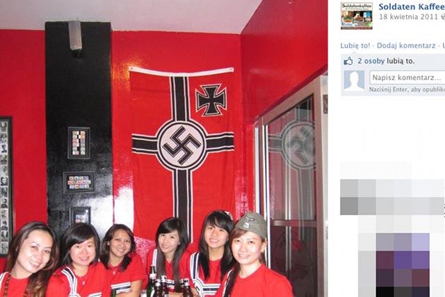 Wnętrze Soldatenkaffee przyozdobiono m.in. nazistowskimi swastykami