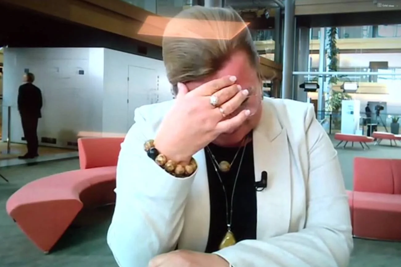 Europosłanka Beata Kempa rozpłakała się na antenie Polsat News, gdy komentowała słowa Radosława Sikorskiego pod jej adresem. Europosłanka Beata Kempa rozpłakała się na antenie Polsat News, gdy komentowała słowa Radosława Sikorskiego pod jej adresem