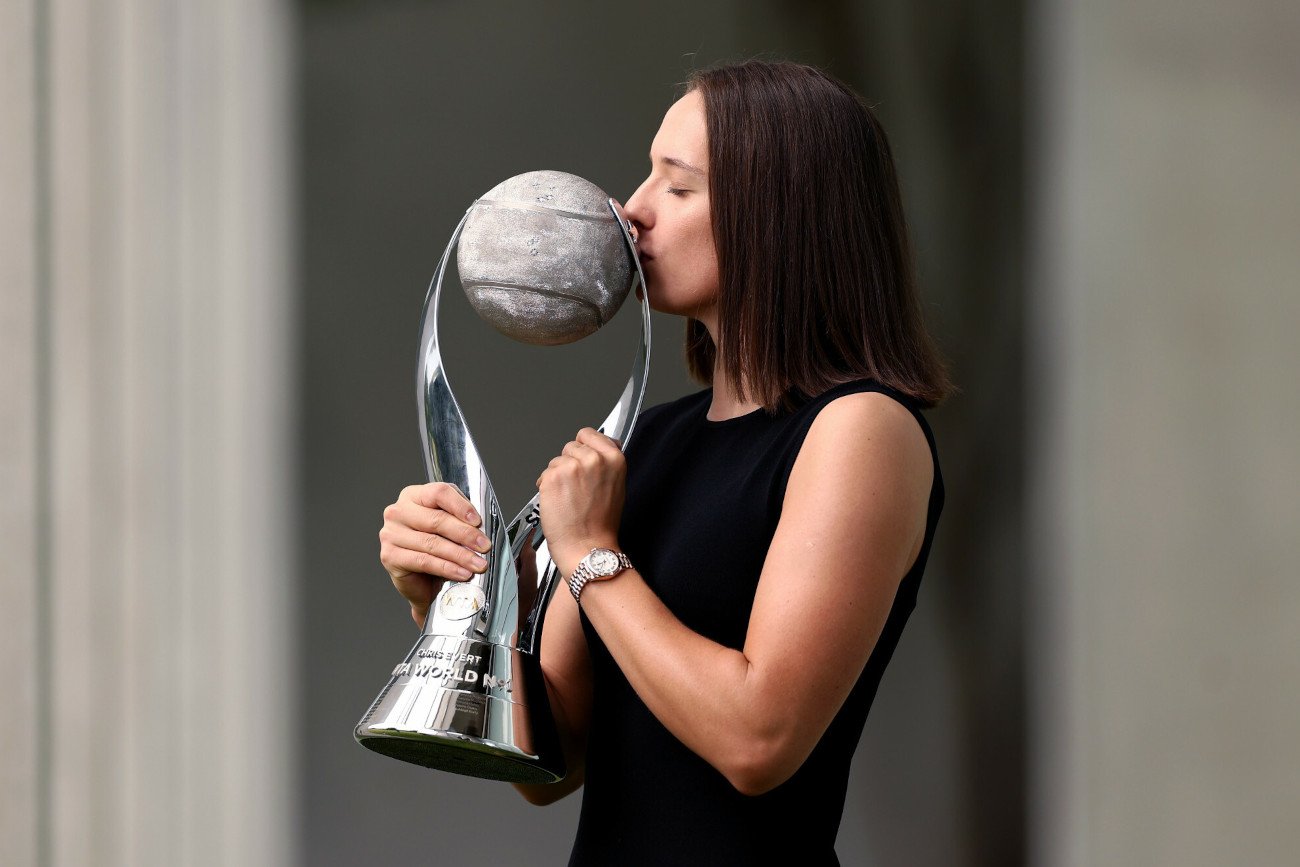 Iga Świątek z efektownym pucharem im. Chris Evert za pozycję numer 1 w rankingu WTA na koniec 2022 roku.