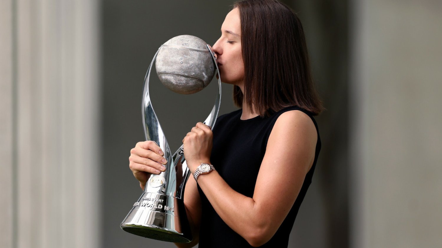 Iga Świątek z efektownym pucharem im. Chris Evert za pozycję numer 1 w rankingu WTA na koniec 2022 roku.