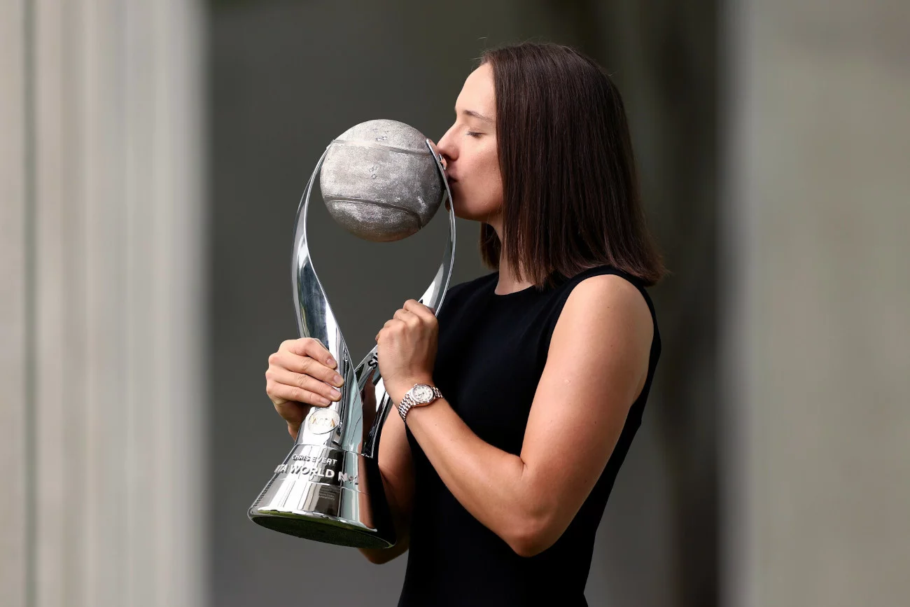 Iga Świątek z efektownym pucharem im. Chris Evert za pozycję numer 1 w rankingu WTA na koniec 2022 roku.