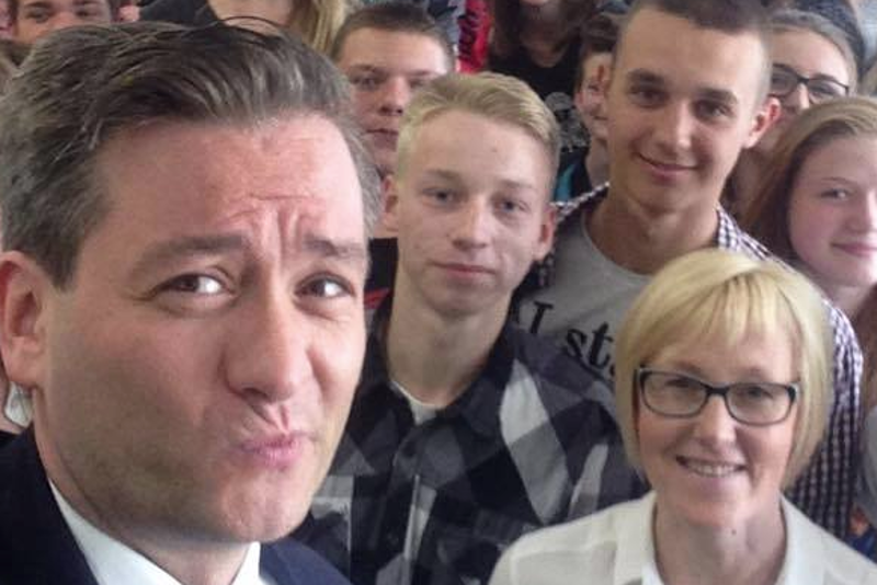 Roberto Biedroń może odetchnąć - Prokuratura stwierdziła, że nie ma nic złego w zdjęciu wizerunku papieża ze ściany.