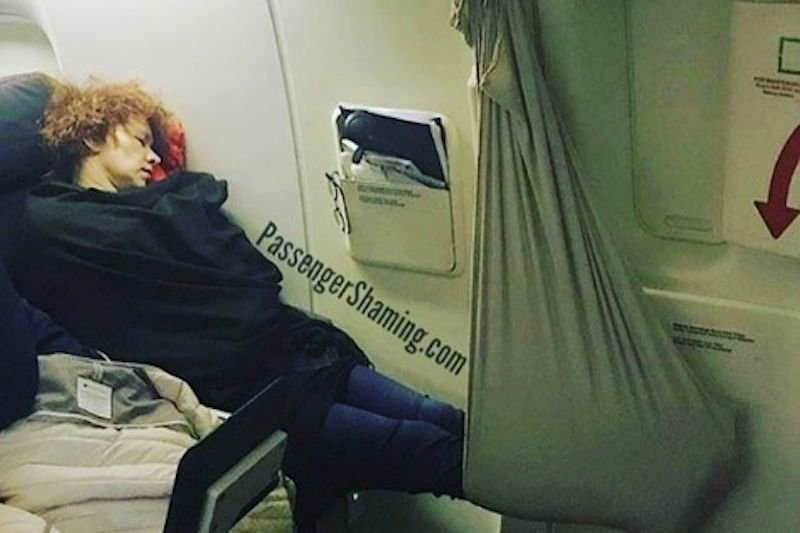 Pasażerowie samolotów czasem zdumiewają swoimi zachowaniami. Są problemem dla załogi oraz innych podróżnych.