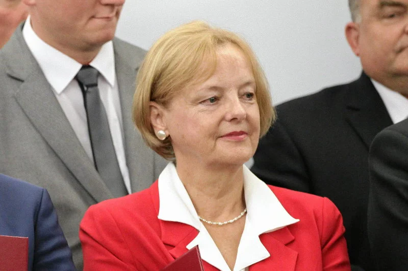 Maria Szonert-Binienda nadal jest konsulem honorowym. A na dodatek w związku z tym nie musi nic robić.