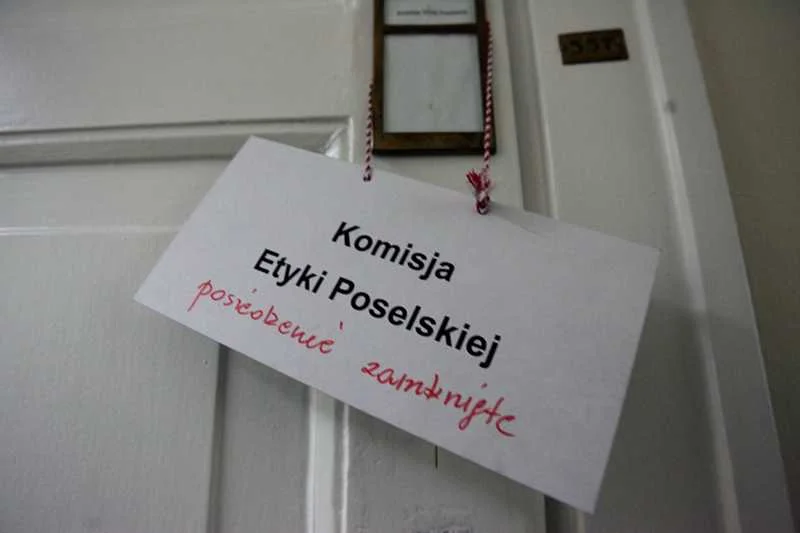 Komisja Etyki Poselskiej może nakładać na parlamentarzystów upomnienia, nagany i kary finansowe. Nie cieszy się jednak autorytetem. Chce to zmienić prof. Jan Hartman.